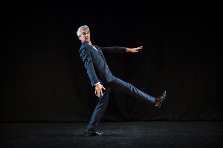 Spectacle 2022 – Je mène une vie scène